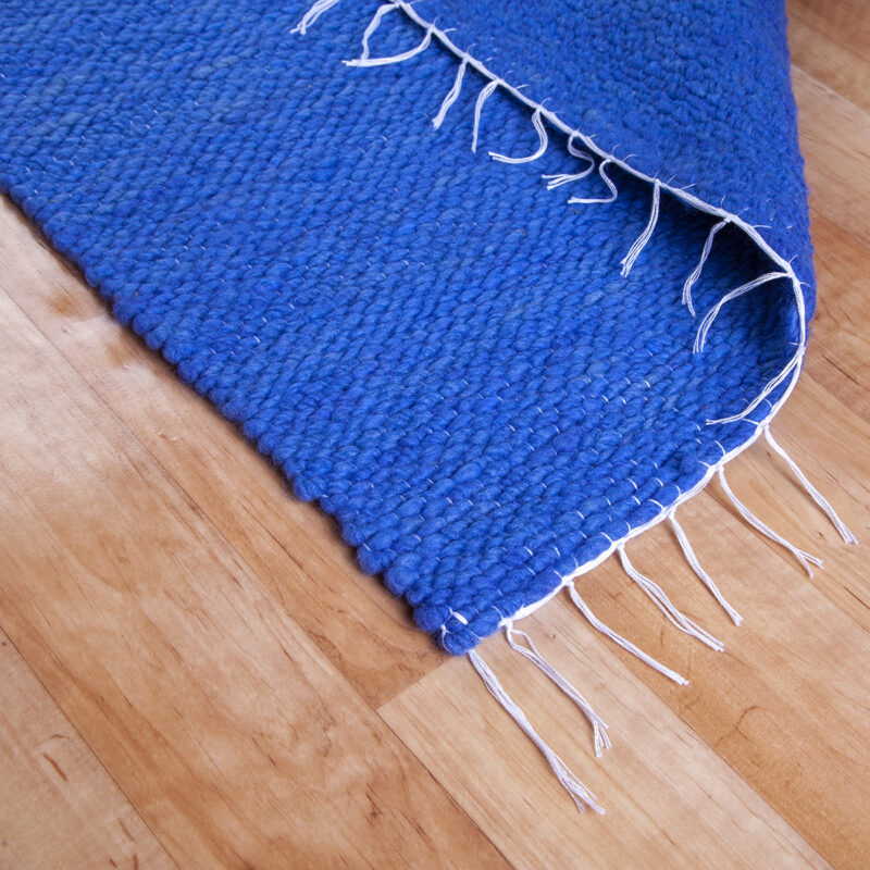 Gyapjú szőnyeg 70×200 cm – Kék színben - hátoldal