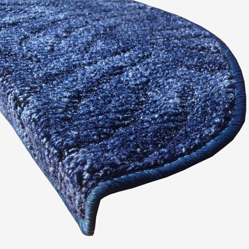 Lépcsőszőnyeg 65x24 cm - Kék színben karmolt mintával - sarok