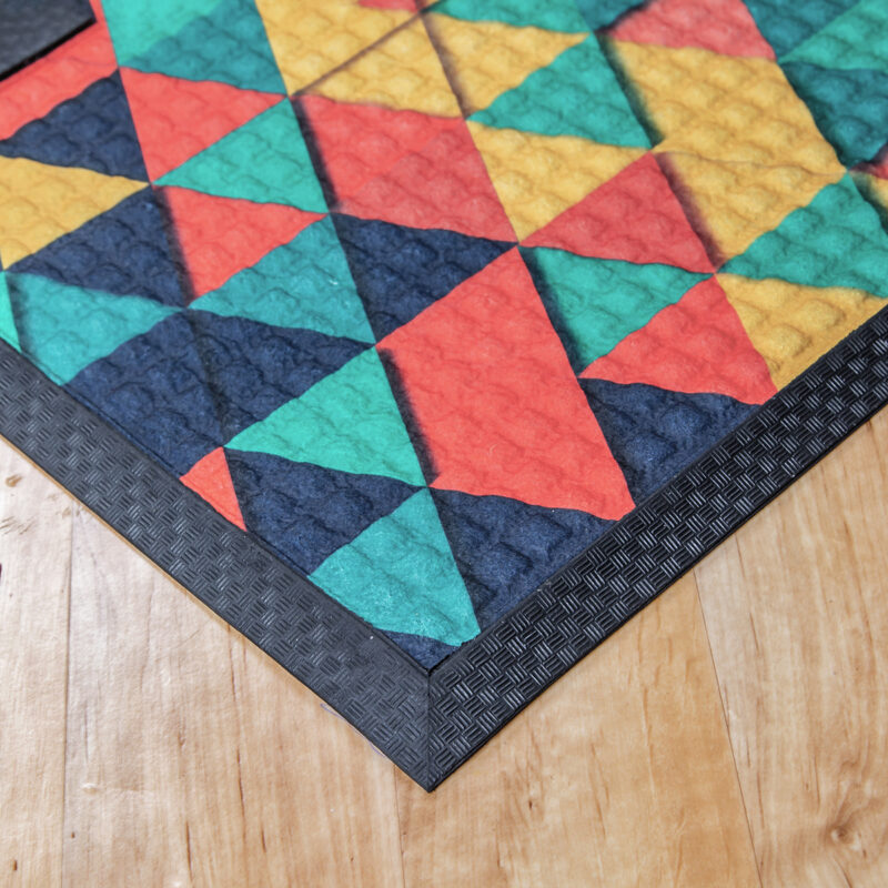 Festett gumis textil lábtörlő 40x60 cm - Háromszög mintával - sarok