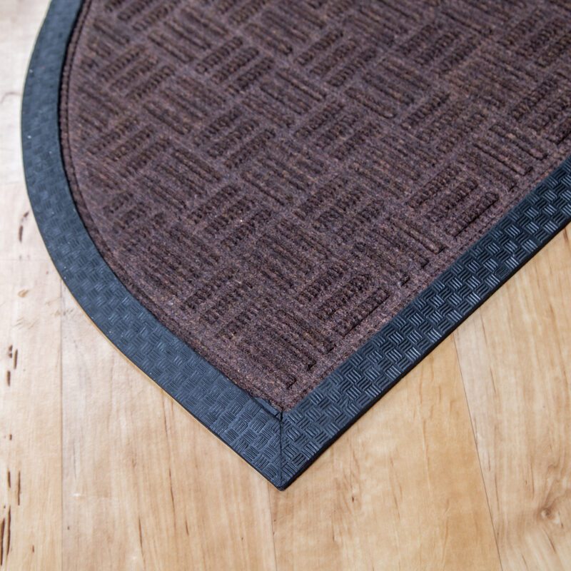 Gumis textil félkör lábtörlő 40x60 cm - Barna színben, rácsos mintával - sarok