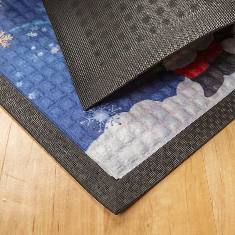 Festett gumis textil lábtörlő 40x60 cm - Karácsonyi mintával, kék háttérrel - hátoldal