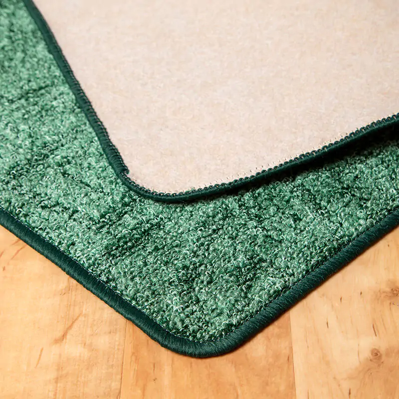 Szegett szőnyeg - Zöld színben absztrakt mintával - hátoldal