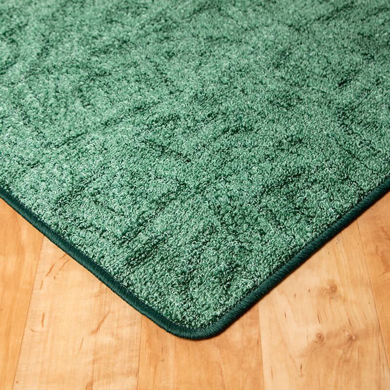 Szegett szőnyeg - Zöld színben absztrakt mintával - sarok