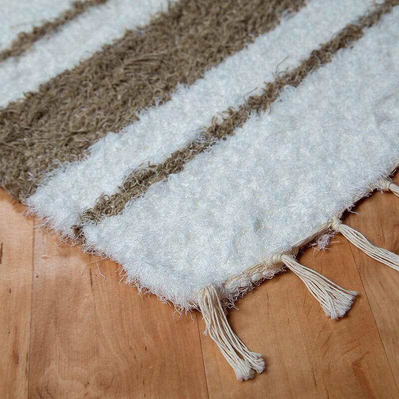 Fehér-barna pamut rongyszőnyeg-sarok